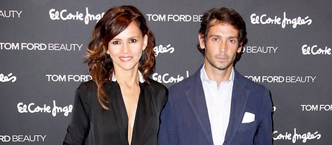 Goya Toledo y Sebastián Palomo Danko en la inauguración del stand de belleza de Tom Ford