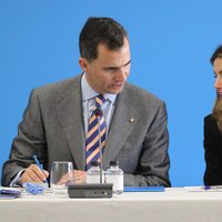 Felipe y Letizia charlan en la reunión del Patronato de la Fundación Príncipe de Girona