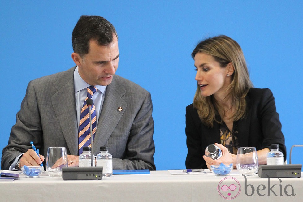 Felipe y Letizia charlan en la reunión del Patronato de la Fundación Príncipe de Girona