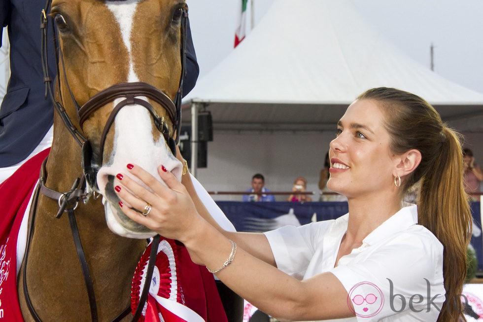 Carlota Casiraghi acaricia a un caballo en el Concurso de Saltos de Monte Carlo 2012