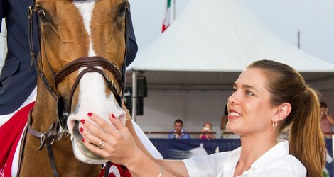 Carlota Casiraghi acaricia a un caballo en el Concurso de Saltos de Monte Carlo 2012