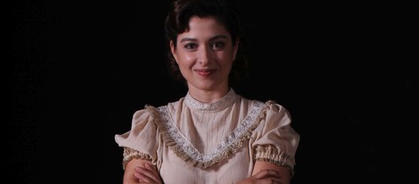 Aída de la Cruz como Candela Mendizábal en 'El Secreto de Puente Viejo' en Antena 3