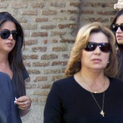 Sara Carbonero y su hermana en el funeral de Santos Arévalo