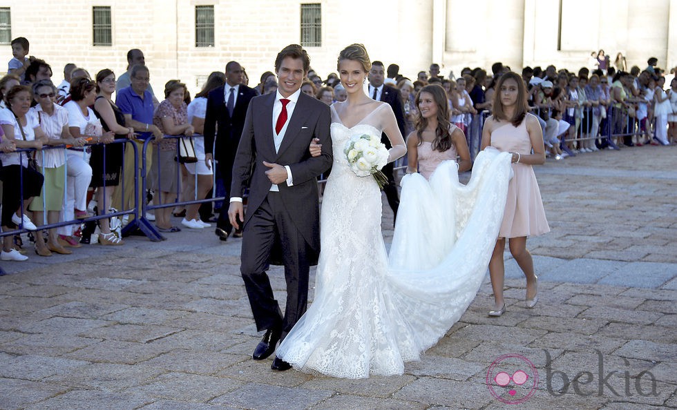 Carlos Baute y Astrid Klisans salen del Monasterio de El Escorial tras su boda