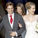 Carlos Baute y Astrid Klisans saludan tras casarse
