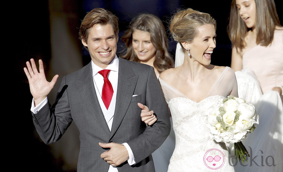 Carlos Baute y Astrid Klisans saludan tras casarse