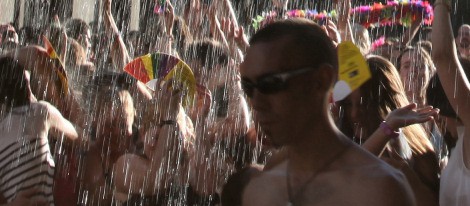 Lanzan agua durante el Orgullo Gay 2012