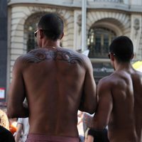 Dos hombres semidesnudos siguen el Orgullo Gay 2012