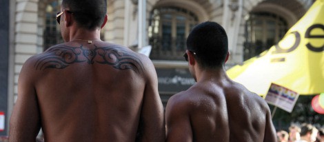 Dos hombres semidesnudos siguen el Orgullo Gay 2012