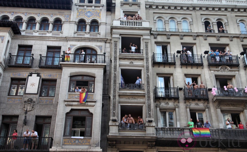 Balcones de Gran Vía durante el Orgullo Gay de Madrid