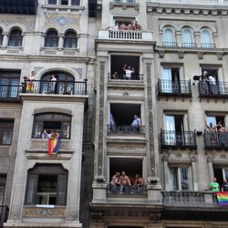 Balcones de Gran Vía durante el Orgullo Gay de Madrid
