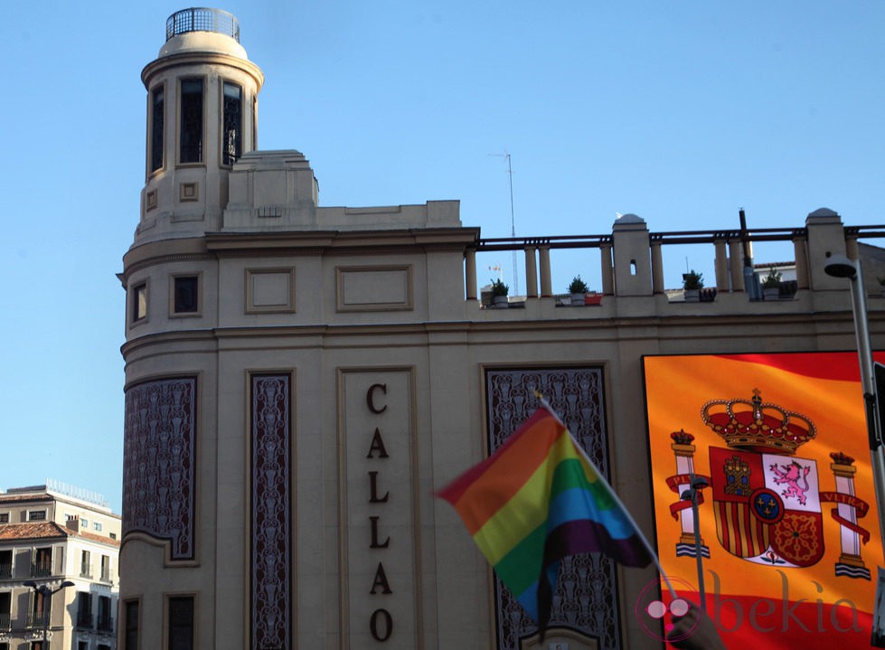 La bandera gay y la bandera de España, juntas en el Cine Callao