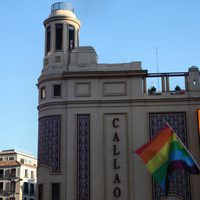 La bandera gay y la bandera de España, juntas en el Cine Callao