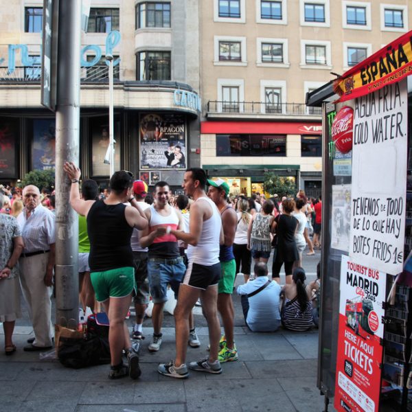 Kiosko en Gran Vía durante el Orgullo Gay de Madrid - Orgullo Gay de ...