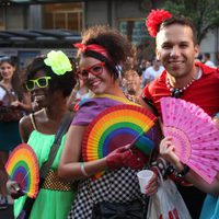 Abanicos multicolor durante el Orgullo Gay de Madrid