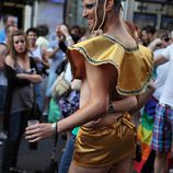 Chico medio desnudo durante el Orgullo Gay de Madrid