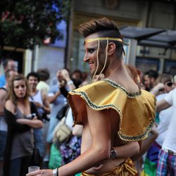 Chico medio desnudo durante el Orgullo Gay de Madrid
