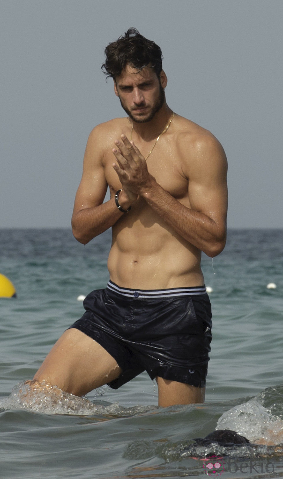 Feliciano López se da un chapuzón en las playas de Ibiza