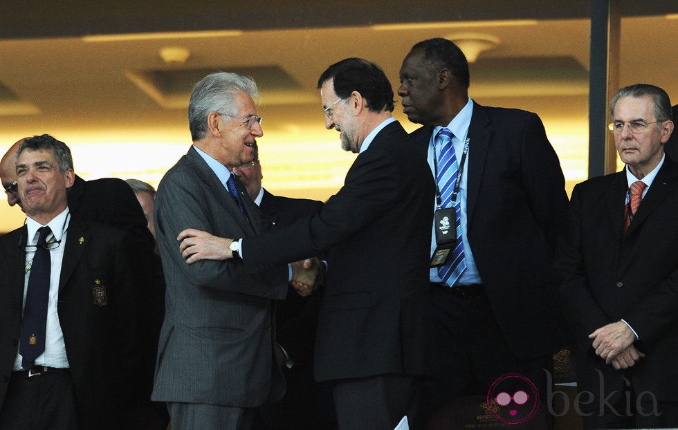 Mariano Rajoy y Mario Monti se saludan en la final de la Eurocopa 2012
