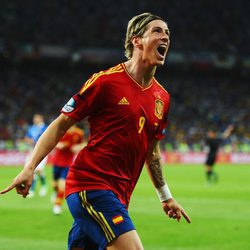 Fernando Torres celebra el tercer gol en la final de la Eurocopa 2012