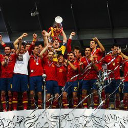 Iker Casillas levanta la copa de Campeones de la Eurocopa 2012