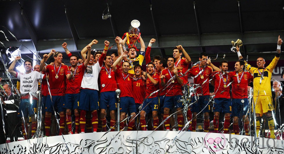 Iker Casillas levanta la copa de Campeones de la Eurocopa 2012