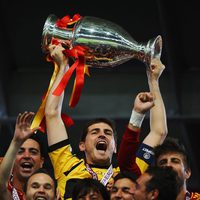 Iker Casillas con la copa de Campeones de la Eurocopa 2012