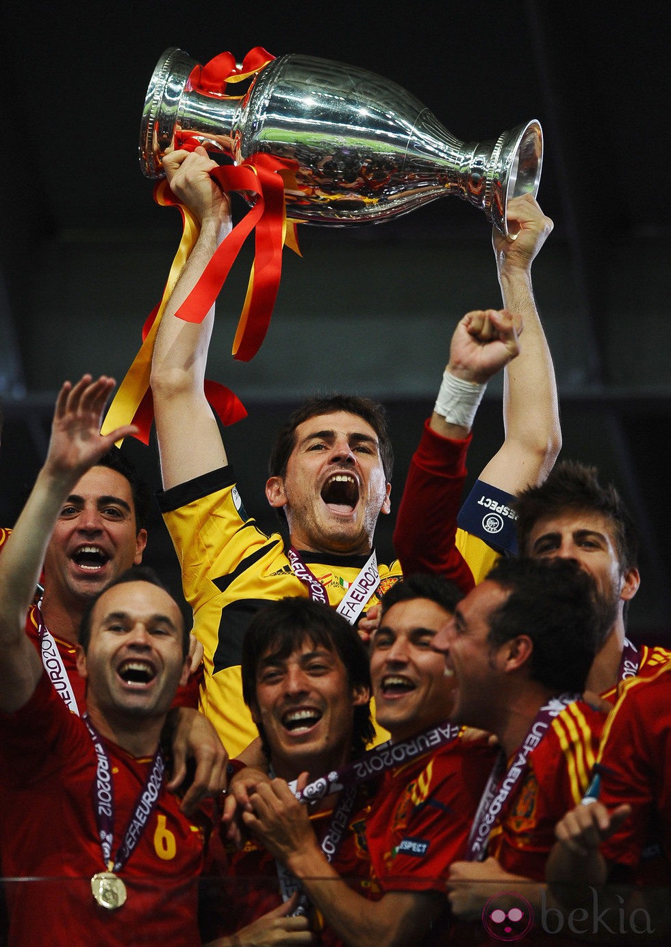 Iker Casillas con la copa de Campeones de la Eurocopa 2012