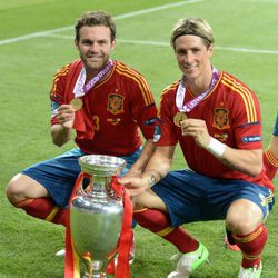 Fernando Torres y Juan Mata celebran la victoria de España en la Eurocopa 2012