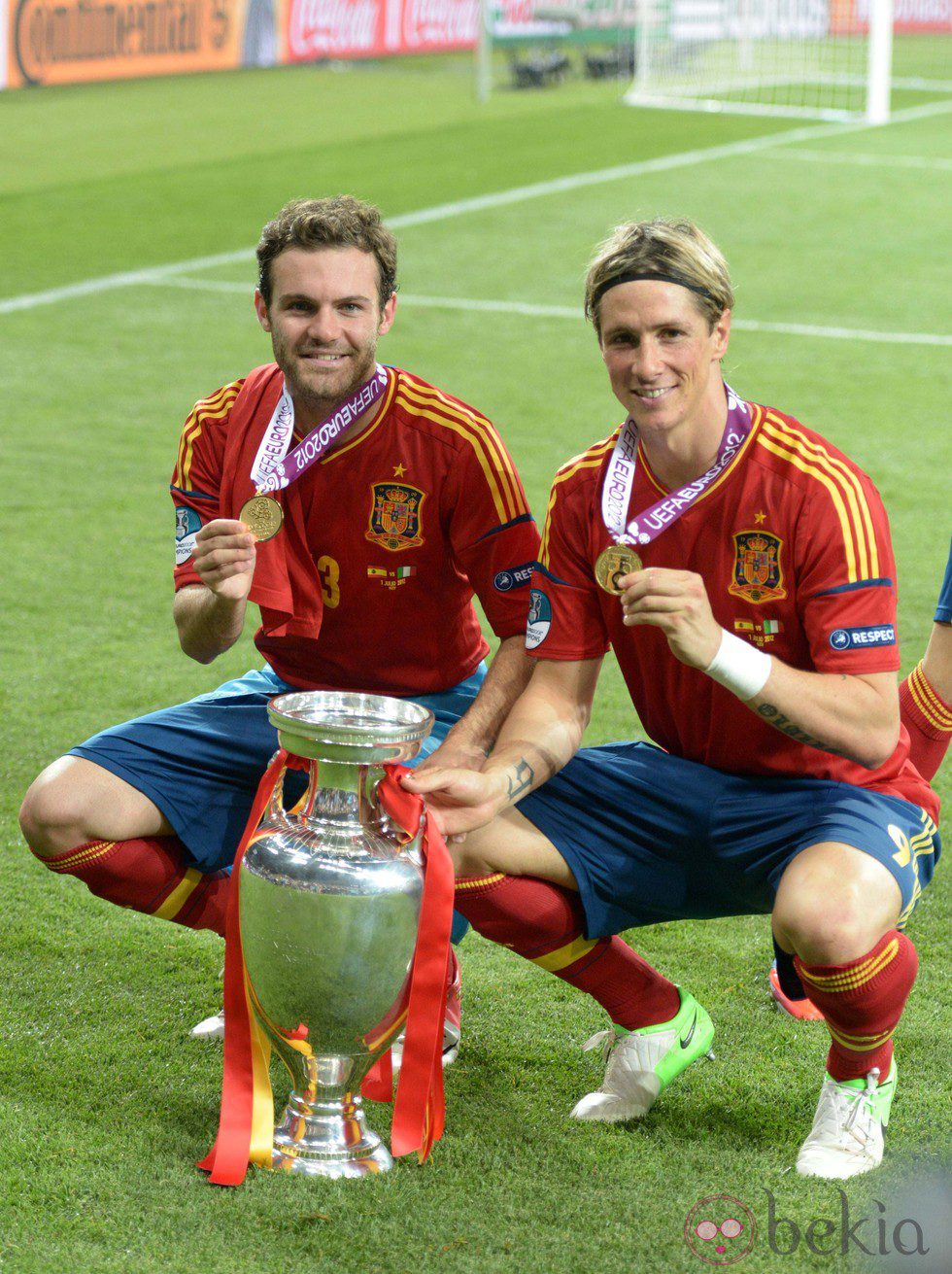 Fernando Torres y Juan Mata celebran la victoria de España en la Eurocopa 2012
