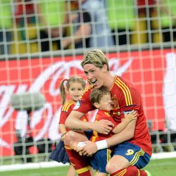 Fernando Torres, con sus hijos Leo y Nora, celebra la victoria de la Eurocopa 2012