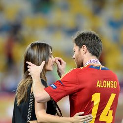 Xabi Alonso celebra con su mujer Nagore Aranburu la victoria de España en la Eurocopa 2012