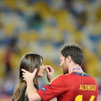 Xabi Alonso celebra con su mujer Nagore Aranburu la victoria de España en la Eurocopa 2012