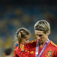Fernando Torres con su hija Nora tras ganar España la Eurocopa 2012