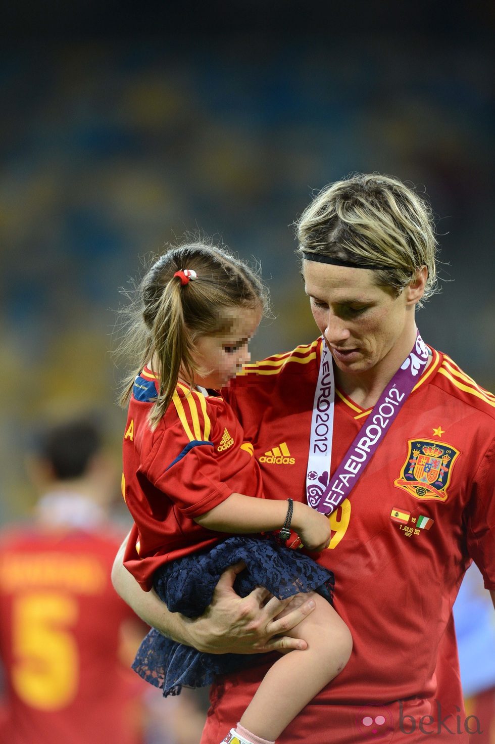 Fernando Torres con su hija Nora tras ganar España la Eurocopa 2012