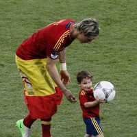 Fernando Torres con su hijo Leo tras la victoria de España en la Eurocopa 2012
