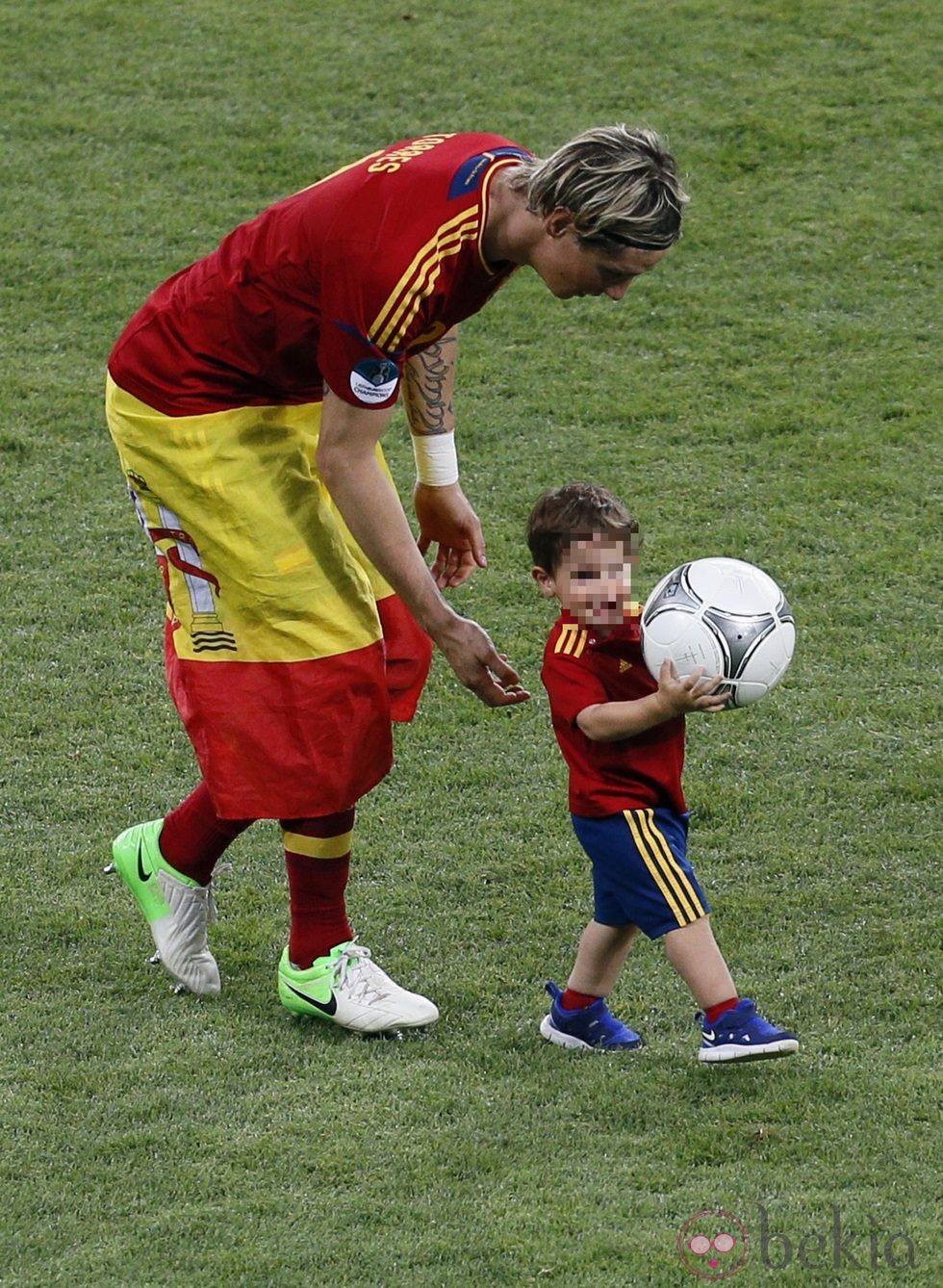 Fernando Torres con su hijo Leo tras la victoria de España en la Eurocopa 2012