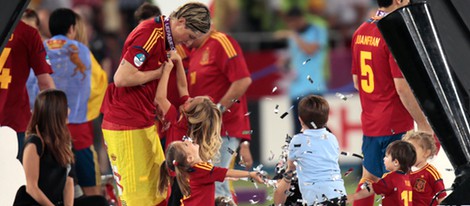 Los hijos de los futbolistas celebran la victoria de España en la Eurocopa 2012