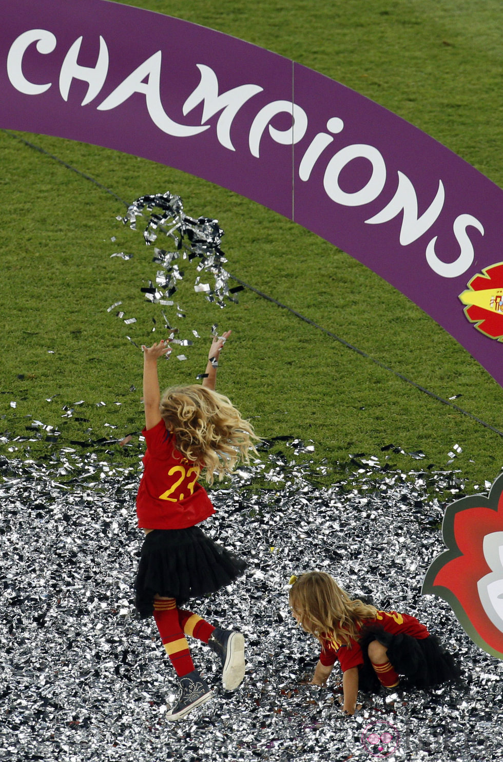 Alma y Grecia, las hijas de Pepe Reina, celebran la victoria de España en la Eurocopa 2012