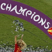 Alma y Grecia, las hijas de Pepe Reina, celebran la victoria de España en la Eurocopa 2012