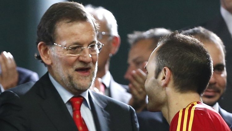 Mariano Rajoy felicita a Andrés Iniesta por la victoria en la Eurocopa 2012