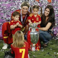 Fernando Torres, Olalla Domínguez, Nora y Leo celebran la Eurocopa 2012