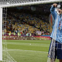 Gerard Piqué corta la red de la portería tras la victoria de la Eurocopa 2012