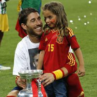 Sergio Ramos celebra con su sobrina la victoria en la Eurocopa 2012