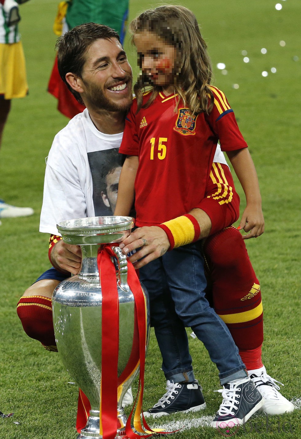 Sergio Ramos celebra con su sobrina la victoria en la Eurocopa 2012