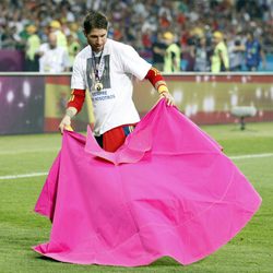 Sergio Ramos toreando tras ganar la Eurocopa 2012