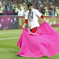 Sergio Ramos toreando tras ganar la Eurocopa 2012