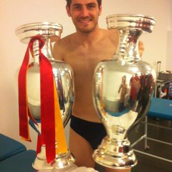 Iker Casillas posando en calzoncillos con las dos Eurocopas