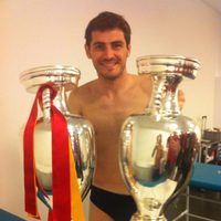 Iker Casillas posando en calzoncillos con las dos Eurocopas