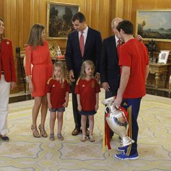 Iker Casillas saluda a la Familia Real Española en la recepción a 'La Roja'